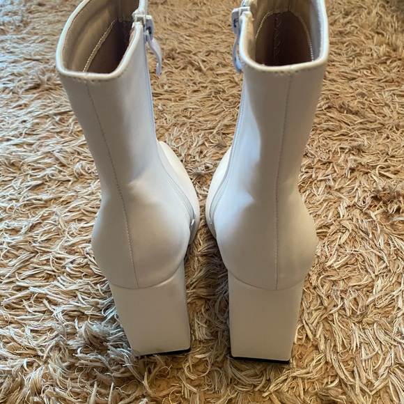 Super cute white, pointy toe, square heel booties size EUR 38, 7.5. - Picture 4 of 8